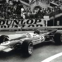 Graham Hill s Lotusem 49B vítězí ve Velké ceně Monaka, 1968.