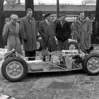 Colin Chapman, Mike Costin a závodní jezdci Alan Stacey, Innes Ireland a Graham Hill, 1959.