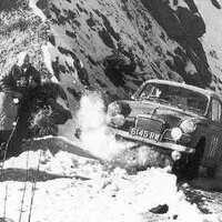 Hill s vozem Sunbeam Rapier během Rallye Monte Carlo, 1962.