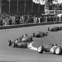 Graham Hill v závěsu za Jimem Clarkem, Velká cena Holandska, 1962.