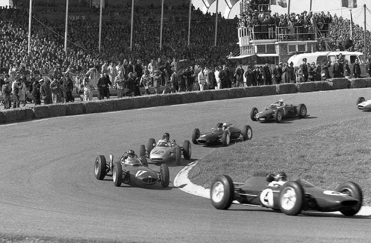 Graham Hill v závěsu za Jimem Clarkem, Velká cena Holandska, 1962.