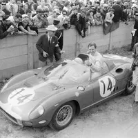 S vozem Ferrari 330P Graham Hill skončil druhý v Le Mans, 1964.