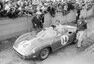 S vozem Ferrari 330P Graham Hill skončil druhý v Le Mans, 1964.