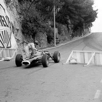 Graham tlačí své BRM P261 zpět na závodní trať, Monako, 1965.