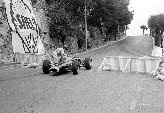 Graham tlačí své BRM P261 zpět na závodní trať, Monako, 1965.
