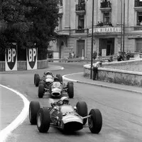 Graham Hill, v sevření dvou monopostů Ferrari, vyvíjí tlak na vedoucího Lorenza Bandiniho, Monako, 1965.