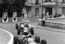 Graham Hill, v sevření dvou monopostů Ferrari, vyvíjí tlak na vedoucího Lorenza Bandiniho, Monako, 1965.