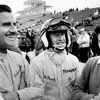 Graham v družném rozhovoru s Jackiem Stewartem a Jimem Clarkem, Indianapolis, 1966.
