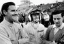 Graham v družném rozhovoru s Jackiem Stewartem a Jimem Clarkem, Indianapolis, 1966. 