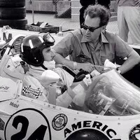 Graham Hill v diskuzi s Ericem Broadleyem, šéfem stáje Lola, Indy 500, 1966.