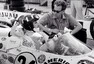 Graham Hill v diskuzi s Ericem Broadleyem, šéfem stáje Lola, Indy 500, 1966.