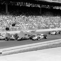 Řetězová havárie po startu Indy 500, 1966.