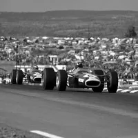 Graham Hill následovaný Clarkem, Watkins Glen, 1967.
