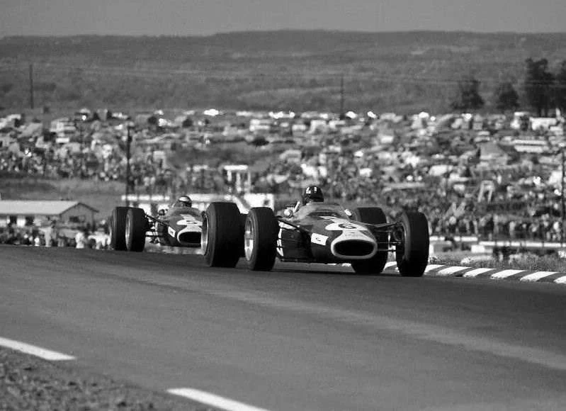 Graham Hill následovaný Clarkem, Watkins Glen, 1967.