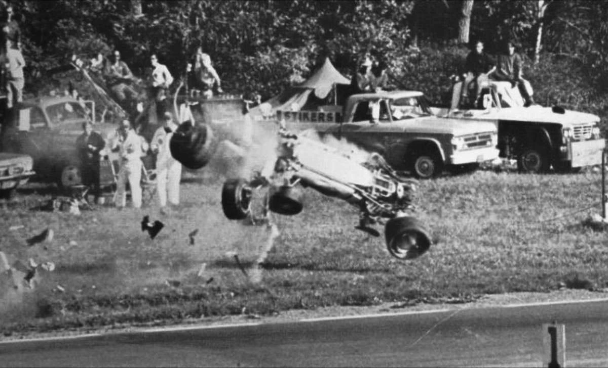 Hrozivě vypadající nehoda Grahama Hilla ve Watkins Glen, 1969.