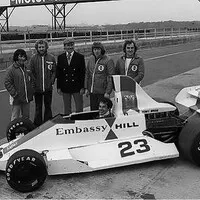 Testování monopostu Hill GH2 na okruhu Silverstone.