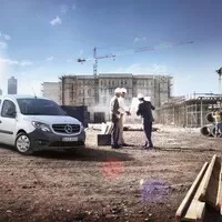 Hvězdou přes p**u, aneb kterak Mercedes na dubových ratolestech usnul.