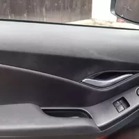 různě tvrdé plasty. všude
