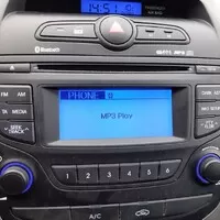 telefon se připojí, ale nic víc neumí. pustit písničku naštěstí jo. 