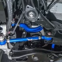 Nainštalované ramená - detail spodného (zadná zbiehavosť na Type R)