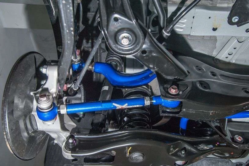 Nainštalované ramená - detail spodného (zadná zbiehavosť na Type R)
