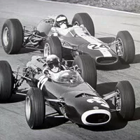 Jackie s monopostem BRM P261 před Jimem Clarkem, první vítězství, Monza, 1965