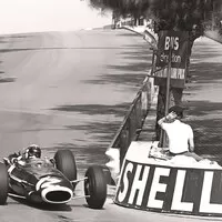 Jackie si jede s BRM P261 pro vítězství v ulicích Monaka, 1966