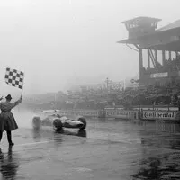 Stewart vidí šachovnicový praporek jako první, Nürburgring, 1968