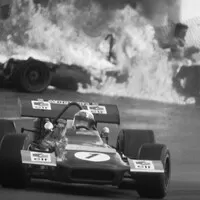 Stewart krotí smyk monopostu March 701, za ním je výsledek havárie Ickxe a Olivera, Jarama, 1970