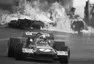 Stewart krotí smyk monopostu March 701, za ním je výsledek havárie Ickxe a Olivera, Jarama, 1970