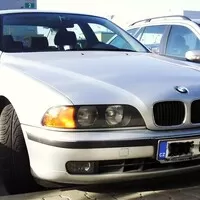 BMW 523i : Krab jede na E39!