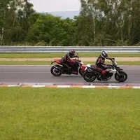 Krab ochočeným závodníkem?
