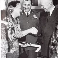 Přebírání cen od Eisenhowera. Vlevo Jackie Cochrane, Chuckova kamarádka.