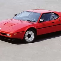 M1, mělo dva znáčky na zádi, aby nepřipomínalo Ferrari