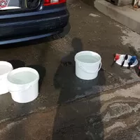 Dva kýble (vlastně 3 ten vpravo je na kola a štětce a kartáče na kola)