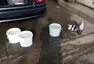 Dva kýble (vlastně 3 ten vpravo je na kola a štětce a kartáče na kola)