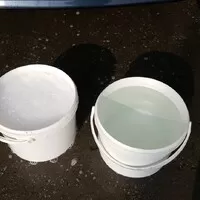 Kýbl vlevo se šamponem napěněný pomocí wapky, kýbl vpravo čistá voda