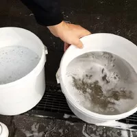 Výsledek po mytí, kýbl vpravo špinavý