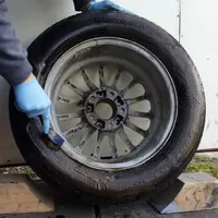 Hrubý kartáč na kola krásně vytáhne špínu z pneumatik