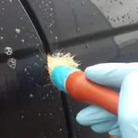 Čistění spár pomocí štětce