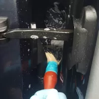 Čištění mezidveřních prostorů a pantů pomocí štětce