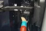 Čištění mezidveřních prostorů a pantů pomocí štětce