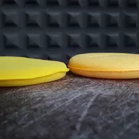 Rozdíl mezi aplikátory vlevo Čína, vpravo Meguiars