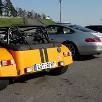 Splašené trubky, načančaný brouk, Autíčkářův trackday a spálený nos!