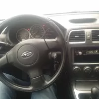 Jo abych nezapomněl, auto má krásně mechanickou převodovku, kde se šofér bez meziplynů skoro neobejde