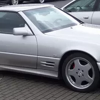 R129 v také vysoce nápadité barvě.