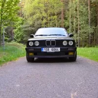 BMW 320i E30: „Tříca plasťák“ slaví třicátiny