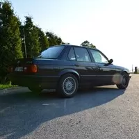 BMW 320i E30: „Tříca plasťák“ slaví třicátiny