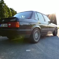 BMW 320i E30: „Tříca plasťák“ slaví třicátiny