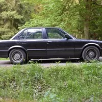 BMW 320i E30: „Tříca plasťák“ slaví třicátiny